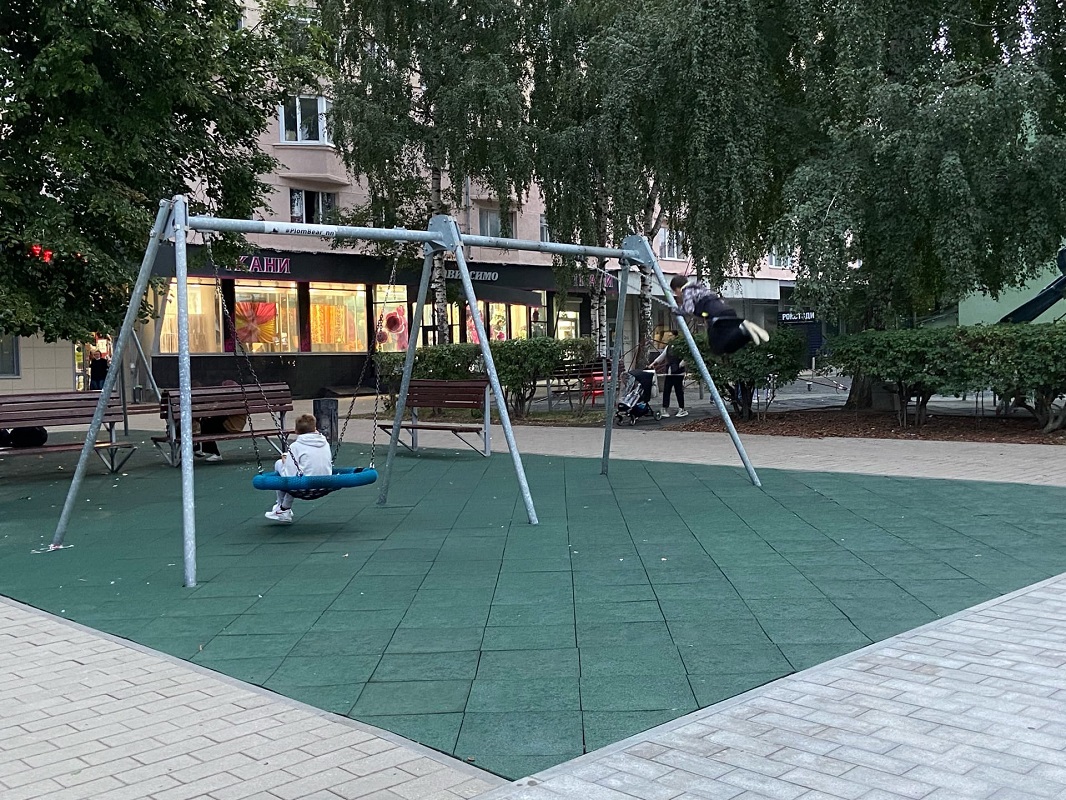 В рамках благоустройства обновили покрытие на детской площадке
