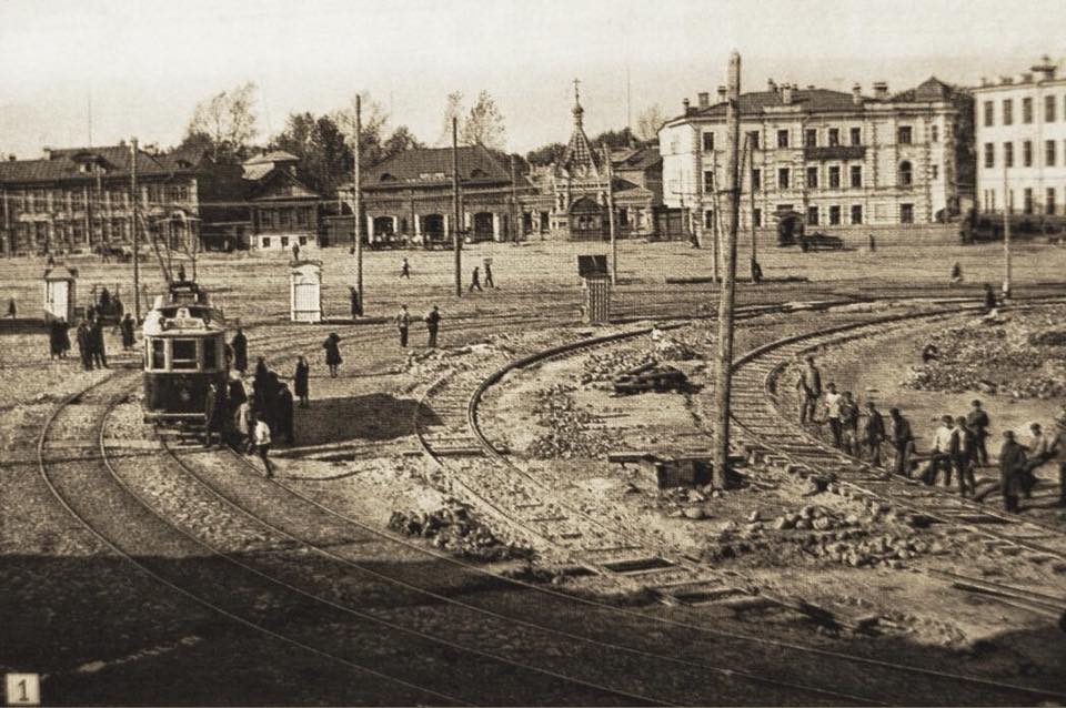 Площадь Горького всегда была важной транспортной развязкой. Когда-то была здесь трамвайная линия