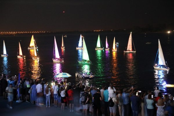 Фото дня: ночное свечение яхт и шоу флайбордистов