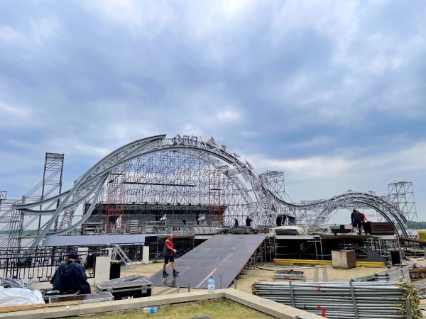 В «Центре800» рассказали, как проходит установка сцены к юбилею города