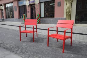 Подрядчик восстановит сломанные стулья на Большой Покровской