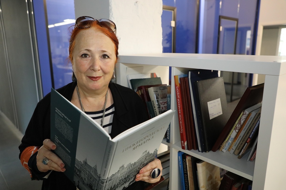 Елена Денисова с книгами по истории Нижнего Новгорода буквально не расстаётся
