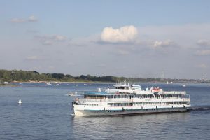 20 нижегородских школьников за выдающиеся успехи поощрили путевками на речной круиз до Москвы