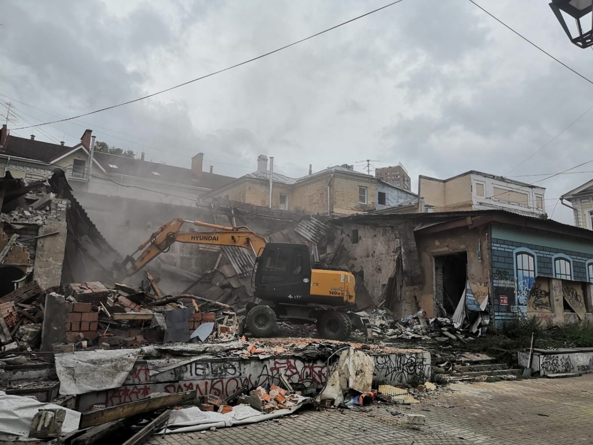 «Безобразие в центре города прекращено»: заброшенное здание сносят на улице Рождественской в Нижнем Новгороде