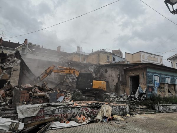 «Безобразие в центре города прекращено»: заброшенное здание сносят на улице Рождественской в Нижнем Новгороде