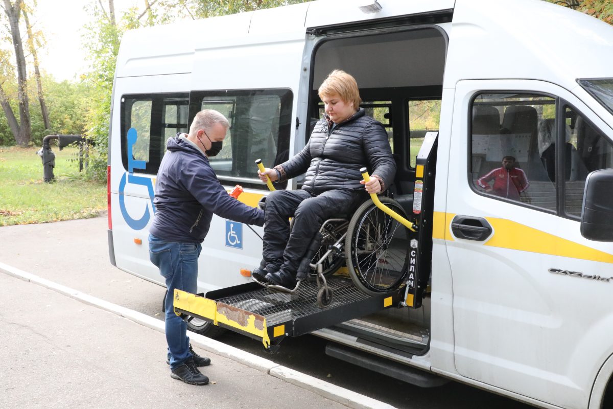 Нижегородским инвалидам-колясочникам на избирательные участки помогает добраться социальное такси