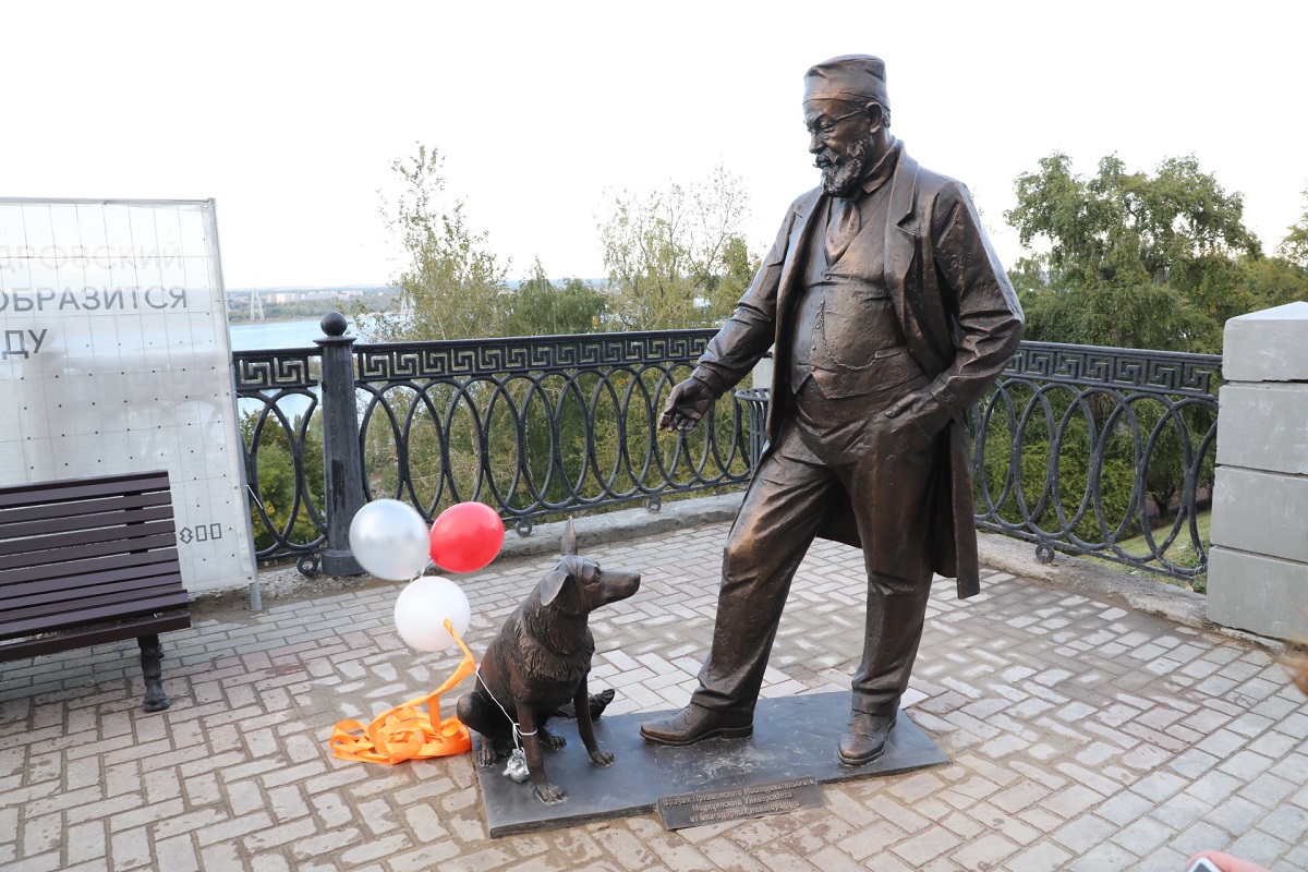 Памятник профессору Преображенскому и псу Шарику из «Собачьего сердца» установили в Нижнем Новгороде