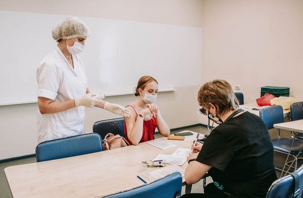 В Мининском университете от коронавируса привились более 80% сотрудников