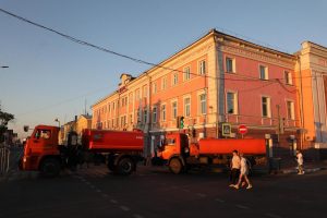 Движение транспорта временно приостановят на Нижневолжской набережной и площадях Благовещенской и Маркина