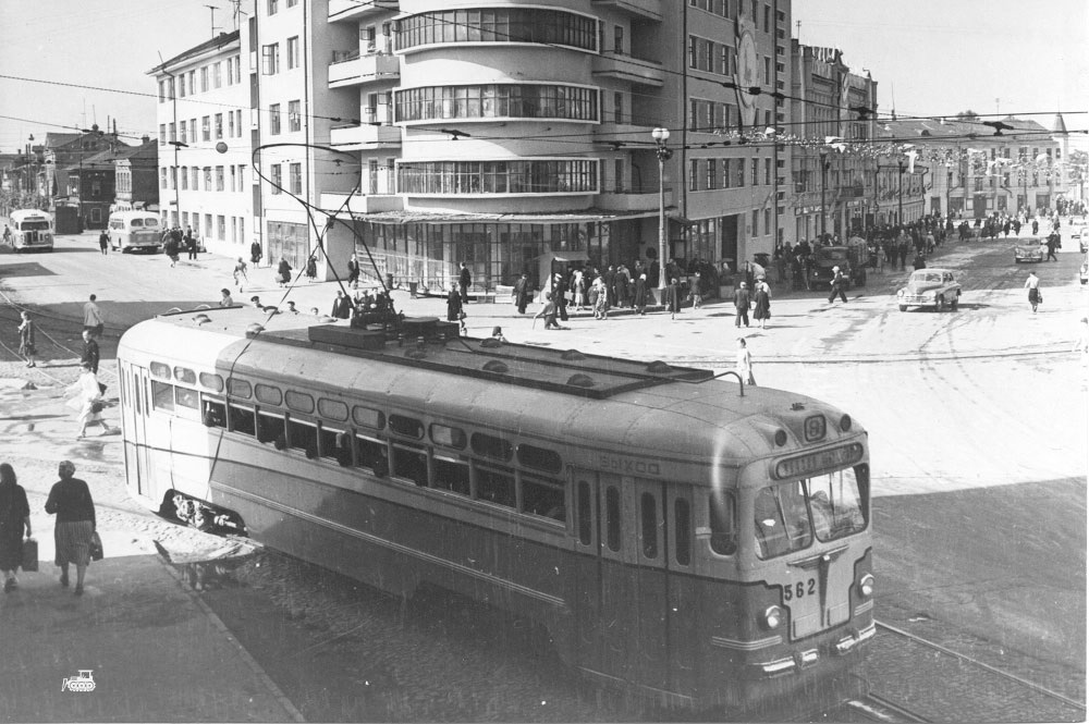 Трамваи идут по площади Революции, 1970-е годы