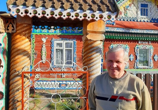 Пряничный дом: житель Сокольского создал сказочный терем