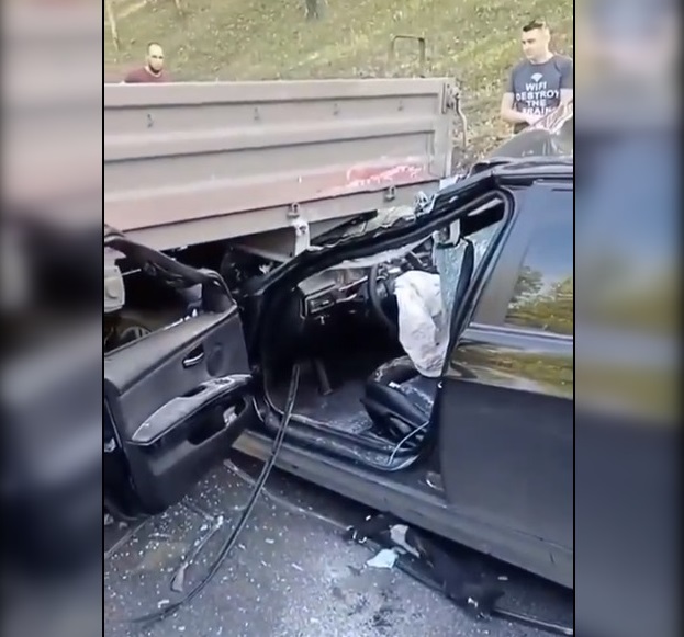 Водитель BMW врезался в КамАЗ на Мызинском мосту