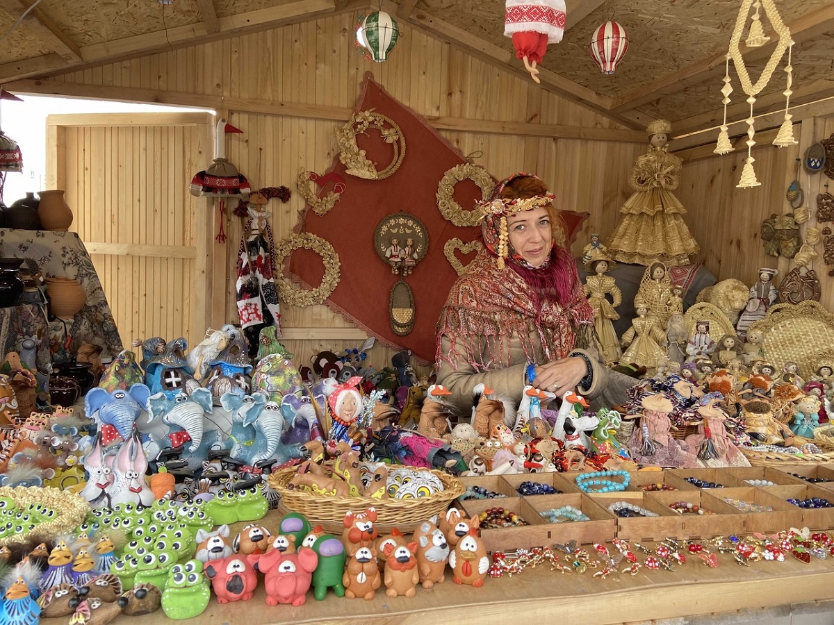 Керамические игрушки и изделия из соломы приехали на ярмарку из Республики Беларусь