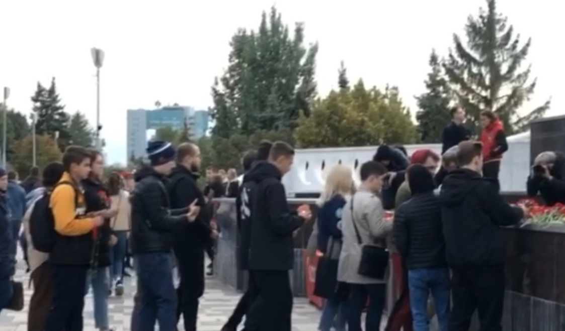 Самарские студенты создали стихийный мемориал в память о погибших при стрельбе в Перми