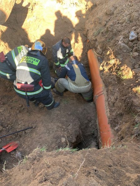Два человека оказались под землей при обвале грунта в Кстовском районе