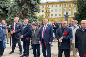 Мемориальная доска Герою Советского Союза Константину Ракутину открылась в Нижнем Новгороде