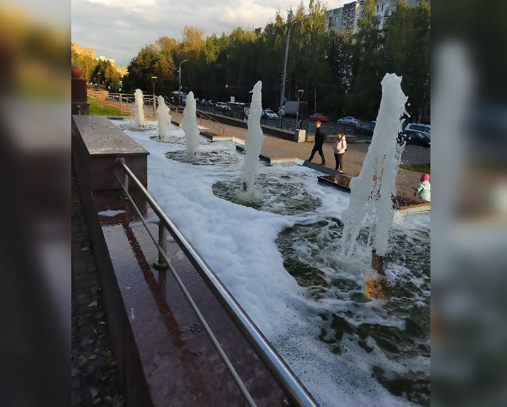 Вандалы залили пену в фонтан на Рокоссовского