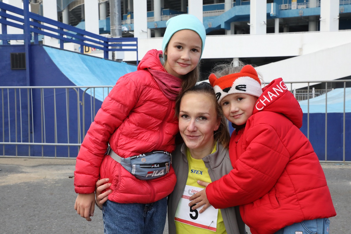 Победитель нулевого этапа эстафеты Ольга Онуфриенко со своими дочками