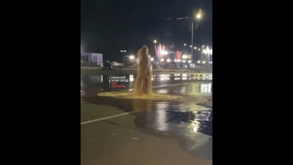 Нижегородский водоканал устранил утечку на пожарном гидранте около Чкаловской лестницы