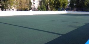 На хоккейной площадке в Ленинском районе уложили резиновое покрытие