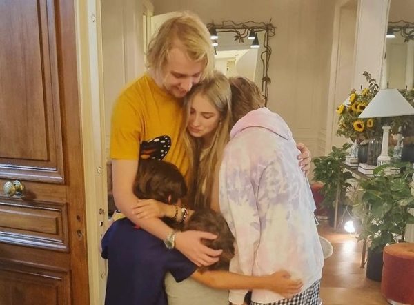 Наталья Водянова проводила сына в Брауновский университет