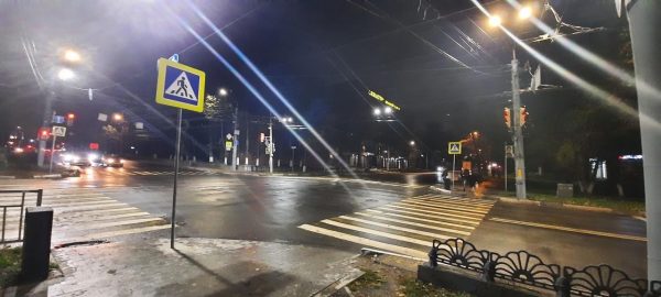 Полиция ищет водителя, сбившего двух человек на светофоре в центре Нижнего Новгорода
