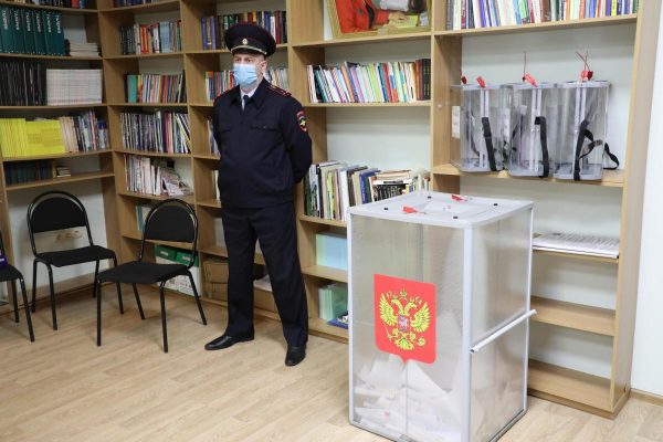 Более 17 тысяч нижегородских полицейских следили за безопасностью избирателей в Единый день голосования