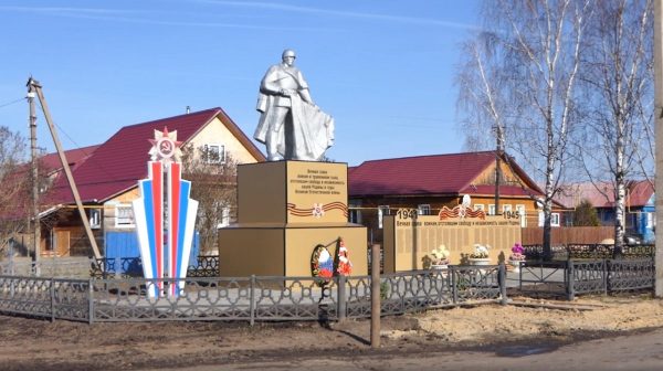 В Арзамасском районе в рамках программы «Вам решать!» построена детская площадка и благоустроен воинский мемориал