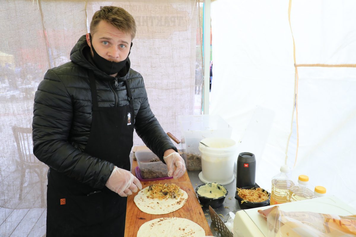 Шеф-повар Виталий Ильин традиционную арзамасскую скоблянку превратил в популярную уличную еду. Мелко-мелко нарезанную говядину с картофельным воздушным пюре завернули в пшеничную лепешку - от молодежи отбоя не было