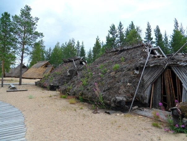 Такие жилища стояли у озера Безглядовского около 4 тысяч лет назад