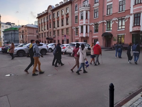 Организация "Камерата" организовала экскурсию "вслепую" для зрячих нижегородцев, чтобы они попробовали прогуляться по городу "на ощупь"