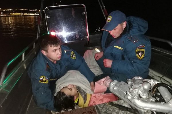 Спасатели вытащили тонущую девушку из Волги около Канавинского моста