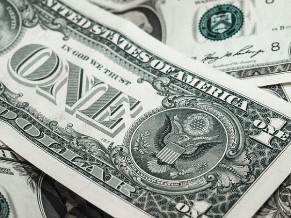 Экономист спрогнозировал курсы доллара и евро