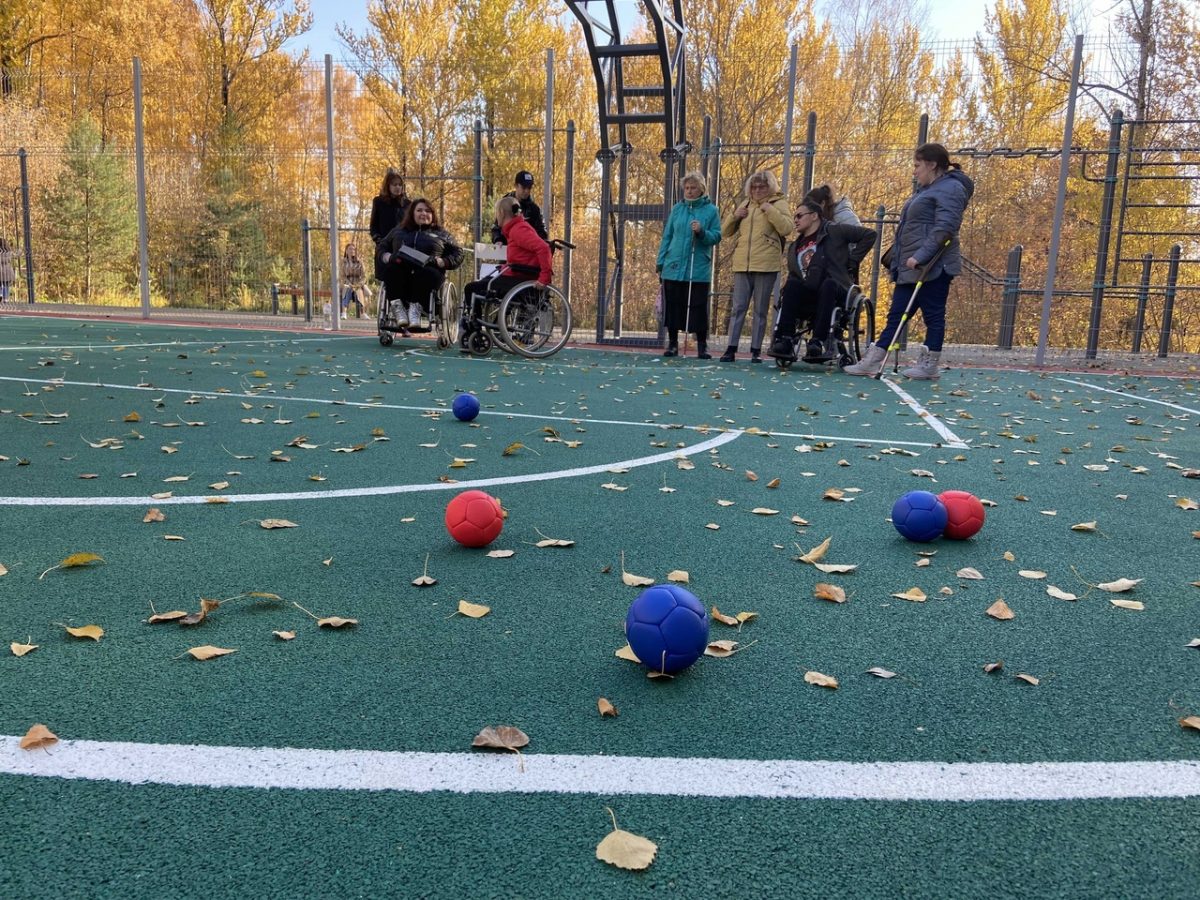 На спортплощадке «Швейцарии» прошло соревнование по игре в бочча для людей с инвалидностью