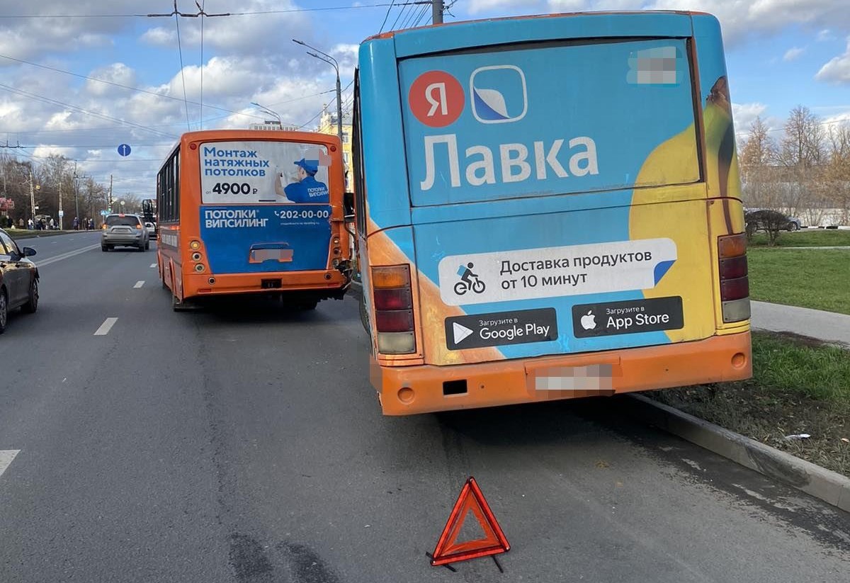 ДТП с двумя автобусами произошло на улице Коминтерна