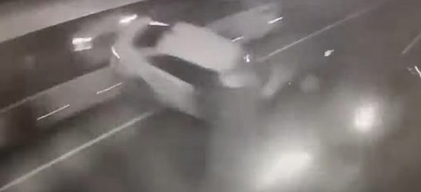 Момент жуткой аварии с участием Ксении Собчак попал на камеры видеонаблюдения