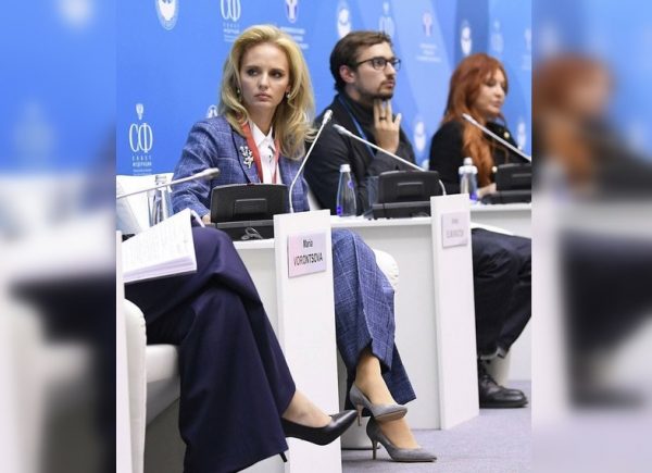 Дочь Путина выступила с докладом о генетике