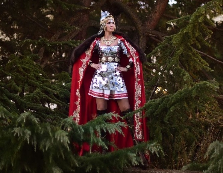 В конкурсе нацинального костюма Елена предстала в образе славянской воительницы