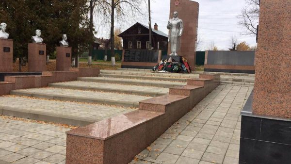 Памятник героям Великой Отечественной войны в Ветлуге отремонтировали