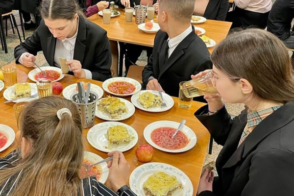 Детей военнослужащих, участвующих в СВО, в нижегородских школах будут кормить бесплатно