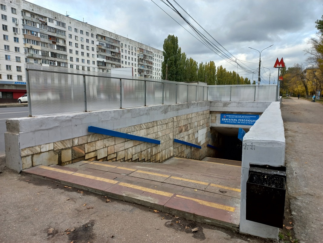 Ограждения установили над входом в нижегородское метро