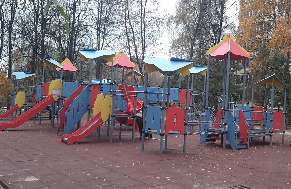 Новые игровые комплексы установили на детской площадке на улице Штеменко в Нижнем Новгороде