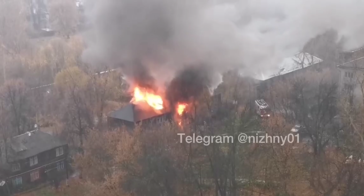 Двухэтажный жилой дом загорелся на улице Усиевича