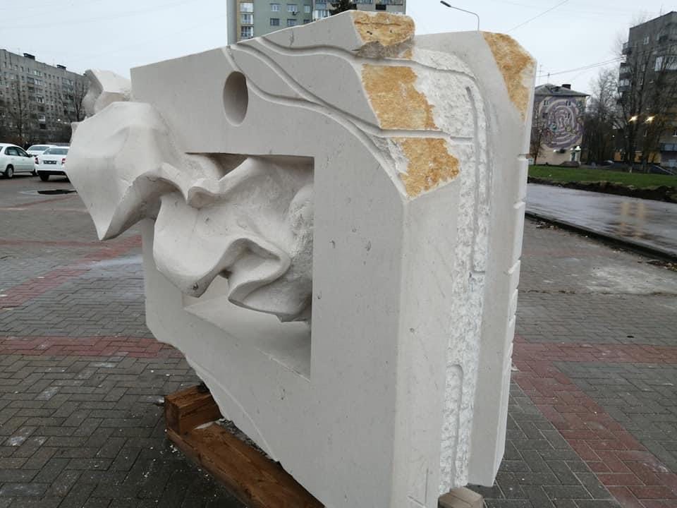 Скульптуры из известняка с площади Ленина перенесли на склад в Канавинском районе