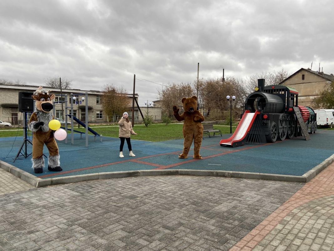 Детский игровой комплекс «Паровоз» символизирует железнодорожную станцию, недалеко от которой открыт сквер