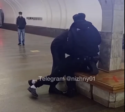 Полицейские скрутили мужчину за отказ надевать маску в нижегородском метро
