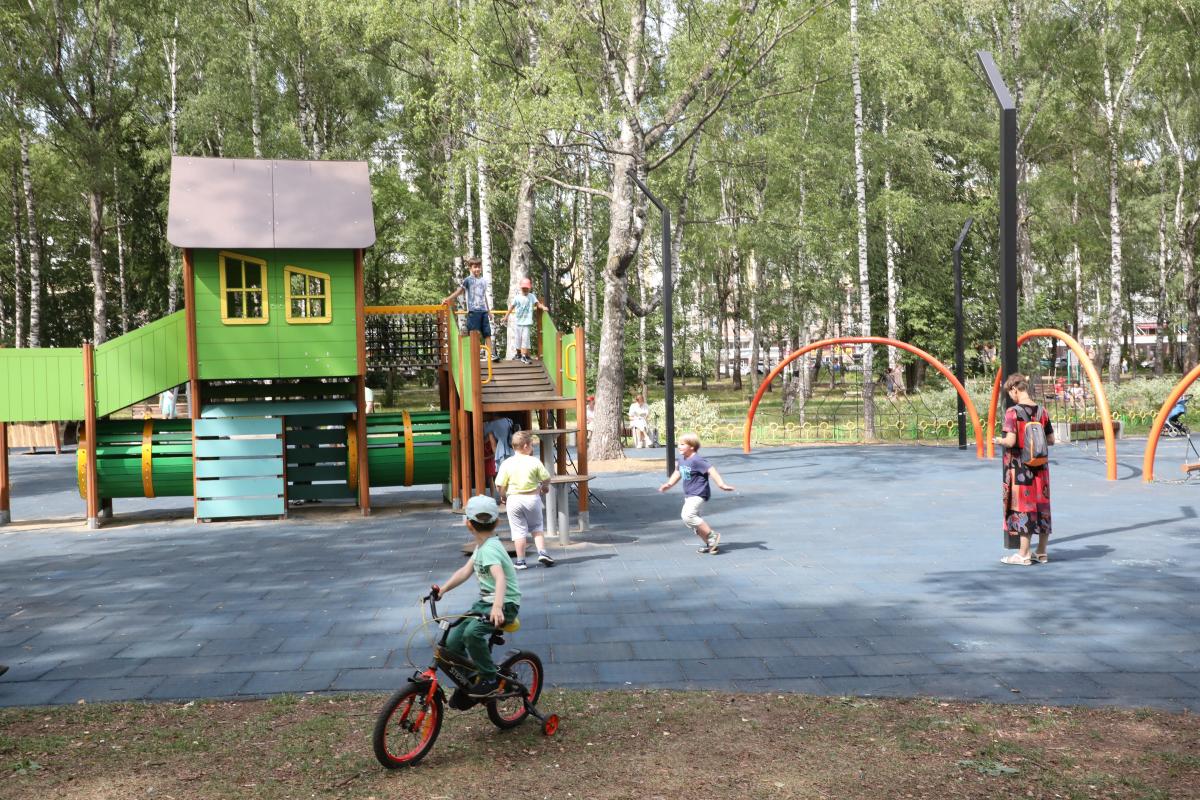 Детскую площадку «Солнечная поляна» создали на месте пустыря в поселке Вад по нацпроекту «Жилье и городская среда»