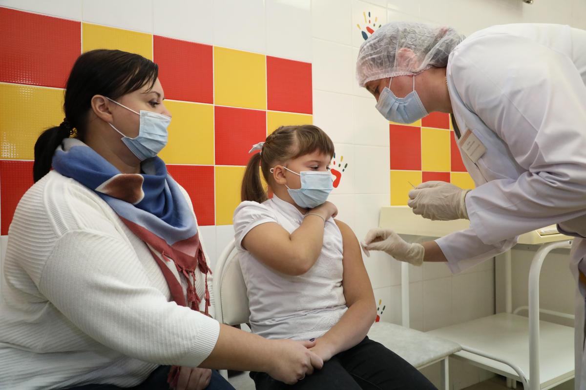 Более 1800 подростков вакцинировались от COVID-19 в Нижегородской области