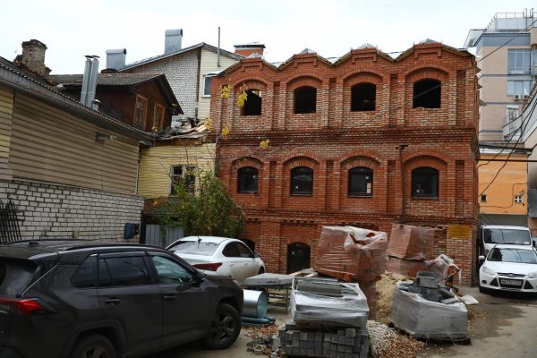Реконструкция или самострой: в центре Нижнего Новгорода перестраивают старинную усадьбу