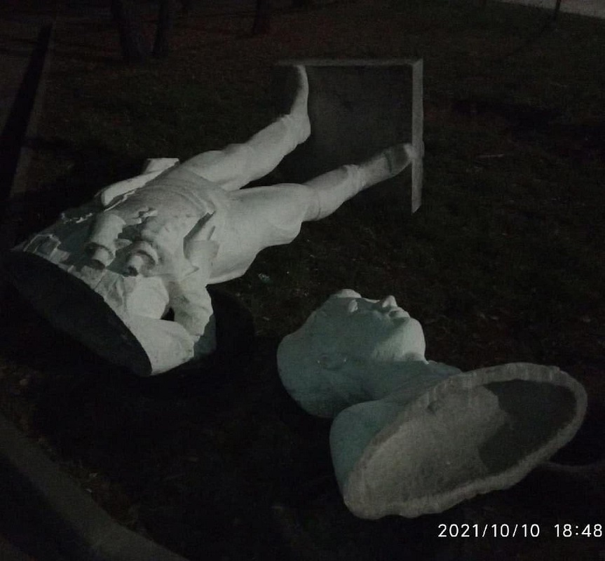 Вандалы разрушили памятник юному Гайдару в Арзамасе